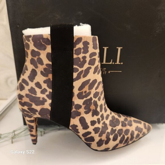 G.I.L.I. Pointed Toe Ankle Booties with Stripe Detail - Penny. NIB. Size 6 - Picture 1 of 12
